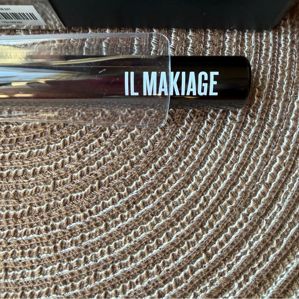 NEW - IL MAKIAGE - FOUNDATION BLENDING BRUSH #100 - BEST SELLING!